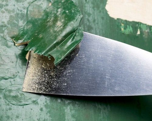 Enlever la peinture au plomb à la spatule