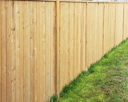 Brise-vue en bois posé dans un jardin