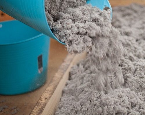 Isolant biosourcé en vrac appliqué sur un plancher bois