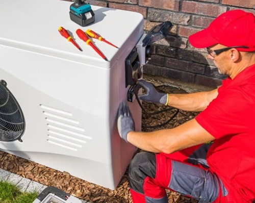 Electricien installant une pompe à chaleur