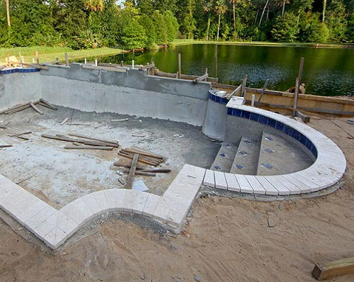 Construire une piscine creusée : projet, prix et étapes à suivre Construire une piscine creusée : projet, prix et étapes à suivre