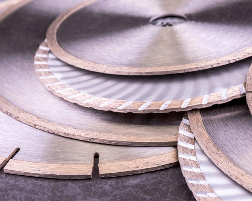 Quels disques et accessoires choisir pour une meuleuse ?