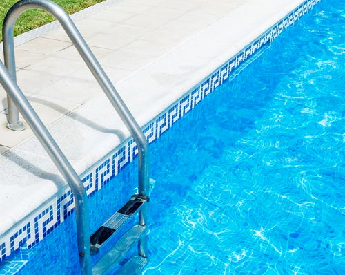 Quels matériaux choisir pour revêtir une piscine ?