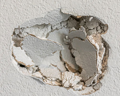 Comment réparer une plaque de plâtre trouée ?
