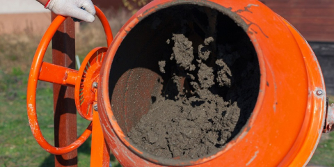 Cuve de bétonnière remplie d'agrégats en mouvement