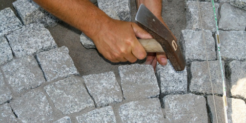 Pose de pavés pour revêtir un trottoir