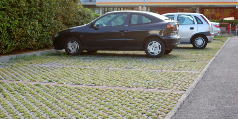 Vue sur parking en pavés drainants