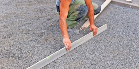 Etaler le gravier du terrain de pétanque