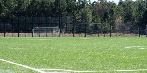 Gazon synthétique sur terrain de football