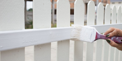 Mise en peinture d'une clôture en bois