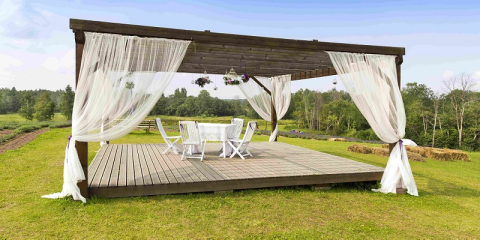 Pergola en bois dans le jardin