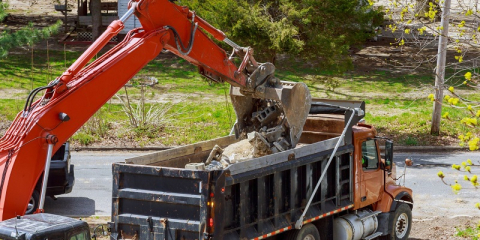 Remplissage d'une benne de camion avec des déchets de chantier