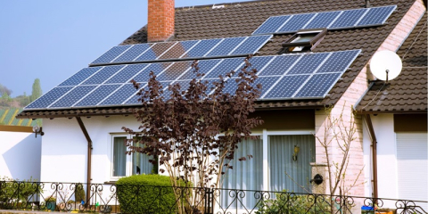 Toit d'une maison avec des panneaux photovoltaïques