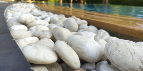 Galets blancs près de la bordure d'une piscine