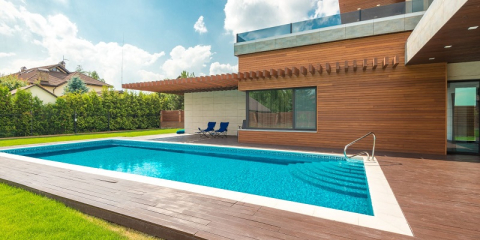 Terrasse en bois autour du bassin