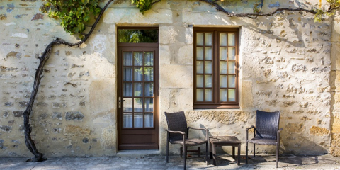 Façade d'une maison en pierres apparentes avec joints à la chaux.