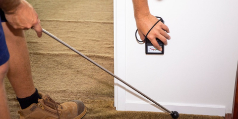 Technicien à la recherche de termites dans la maison